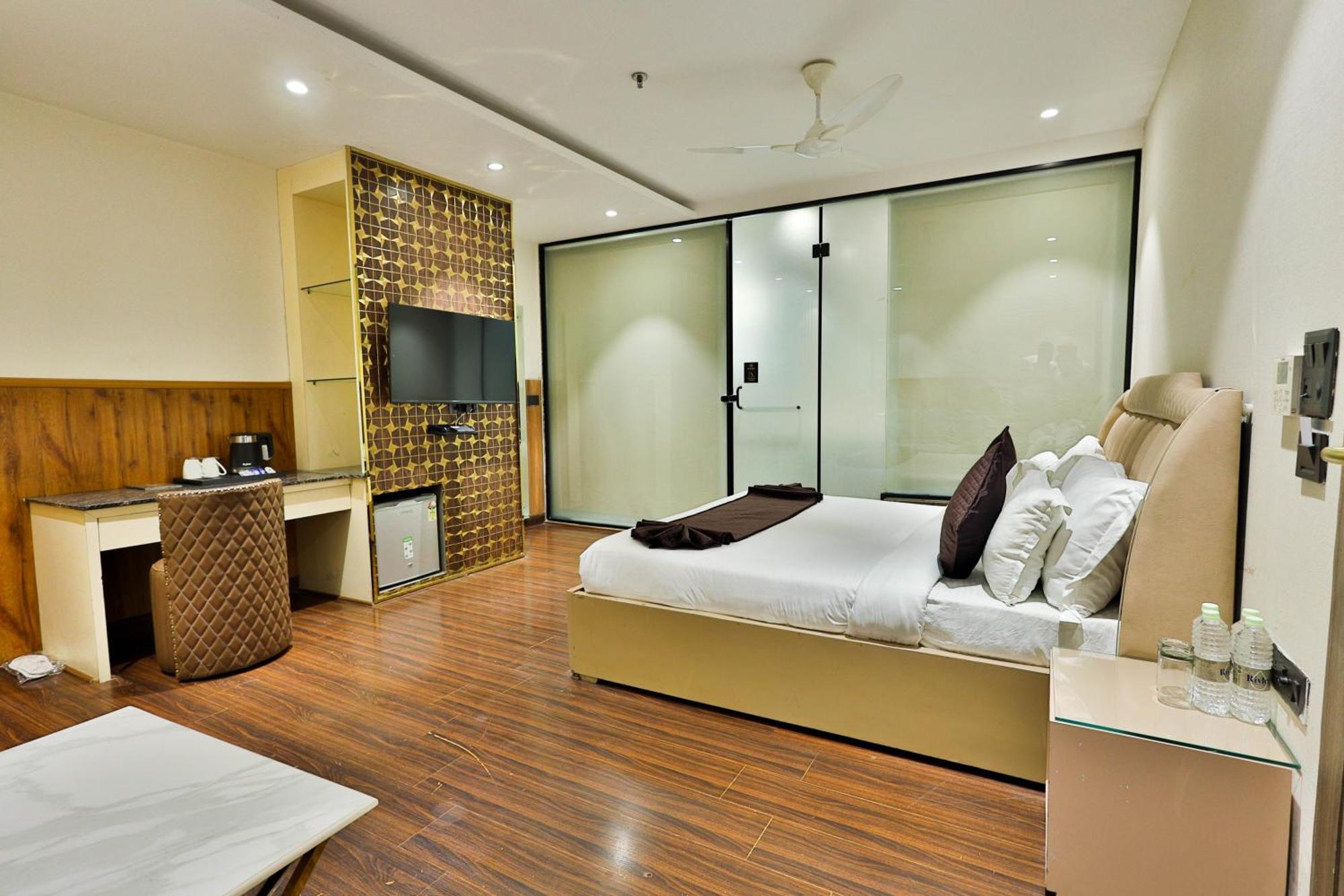 Clay Inn Hotels, Paschim Vihar Delhi Zewnętrze zdjęcie