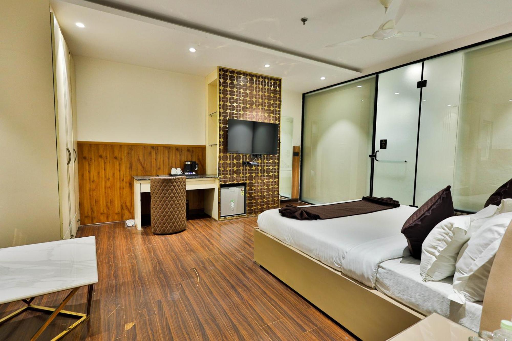 Clay Inn Hotels, Paschim Vihar Delhi Zewnętrze zdjęcie
